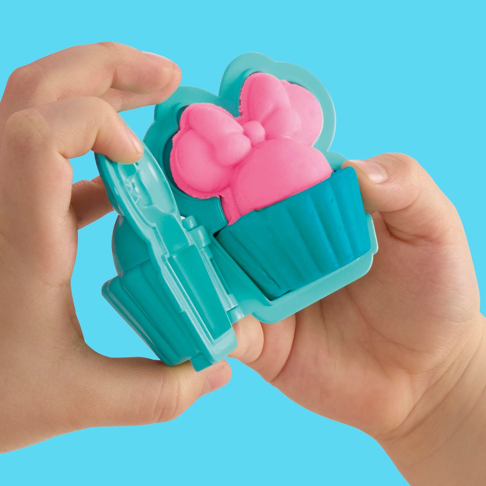 Play-Doh Disney Junior Mickey Mouse Clubhouse, On-The-Go Garage Mickey Mouse Playset, Arts & Crafts Preschool Toys for Kids 2+