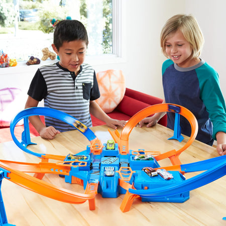 Hot Wheels Track Set with 1:64 Scale Toy Car, 4 Intersections for Crashing, Powered by a Motorized Booster, Criss-Cross Crash Track (Amazon Exclusive)