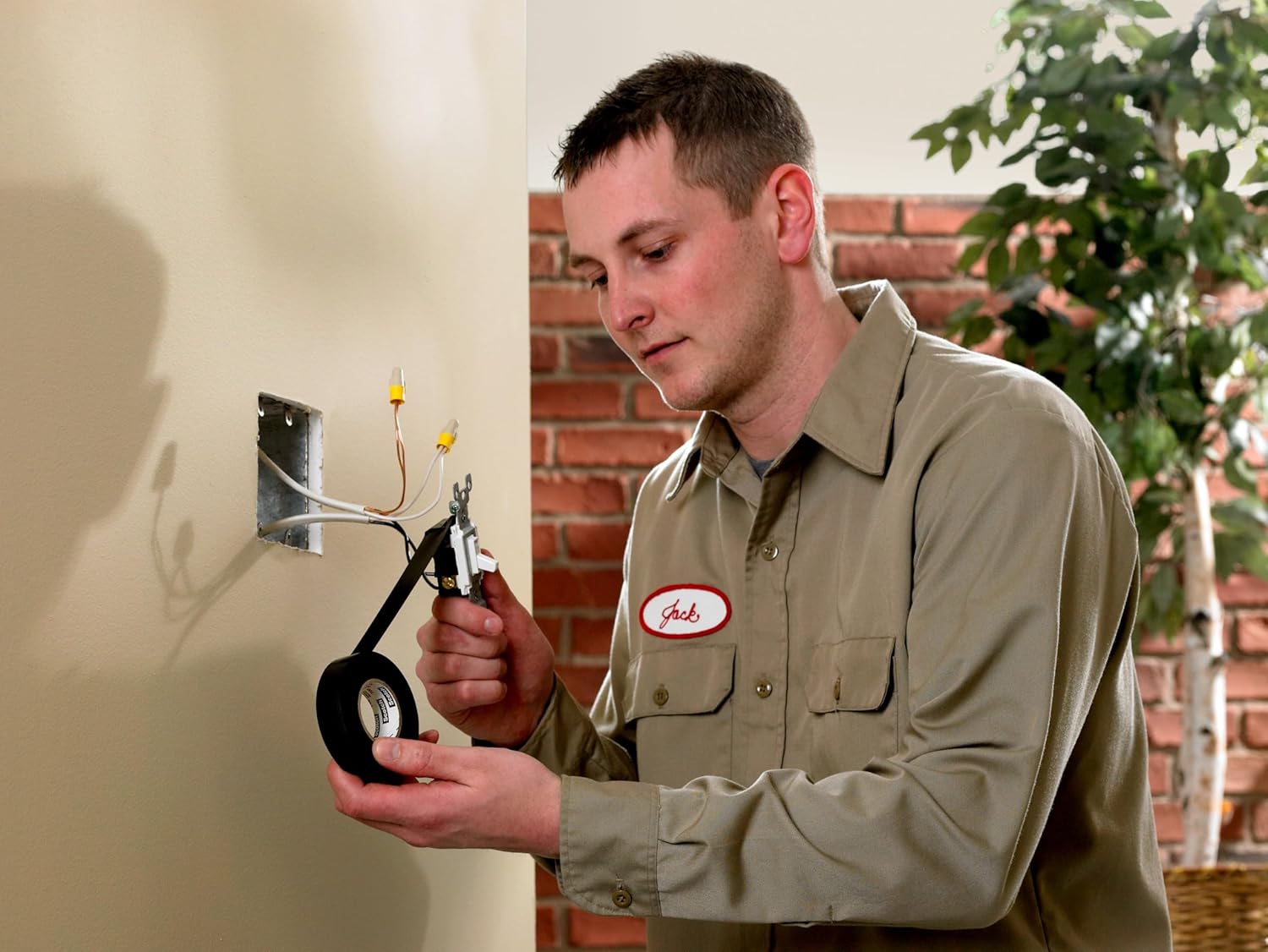 Scotch Vinyl 700 Electrical Tape, 1 Roll, Black, 3/4-in x 66-ft, General Purpose, Commercial Grade, Rated for Temperatures Up to 194-Degree, Highly Flexible, Stretchy & Conformable (700)